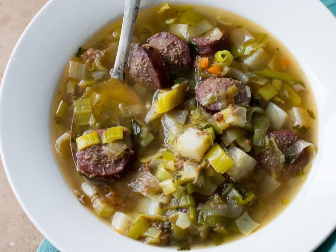 Soupe aux légumes avec saucisse fumée