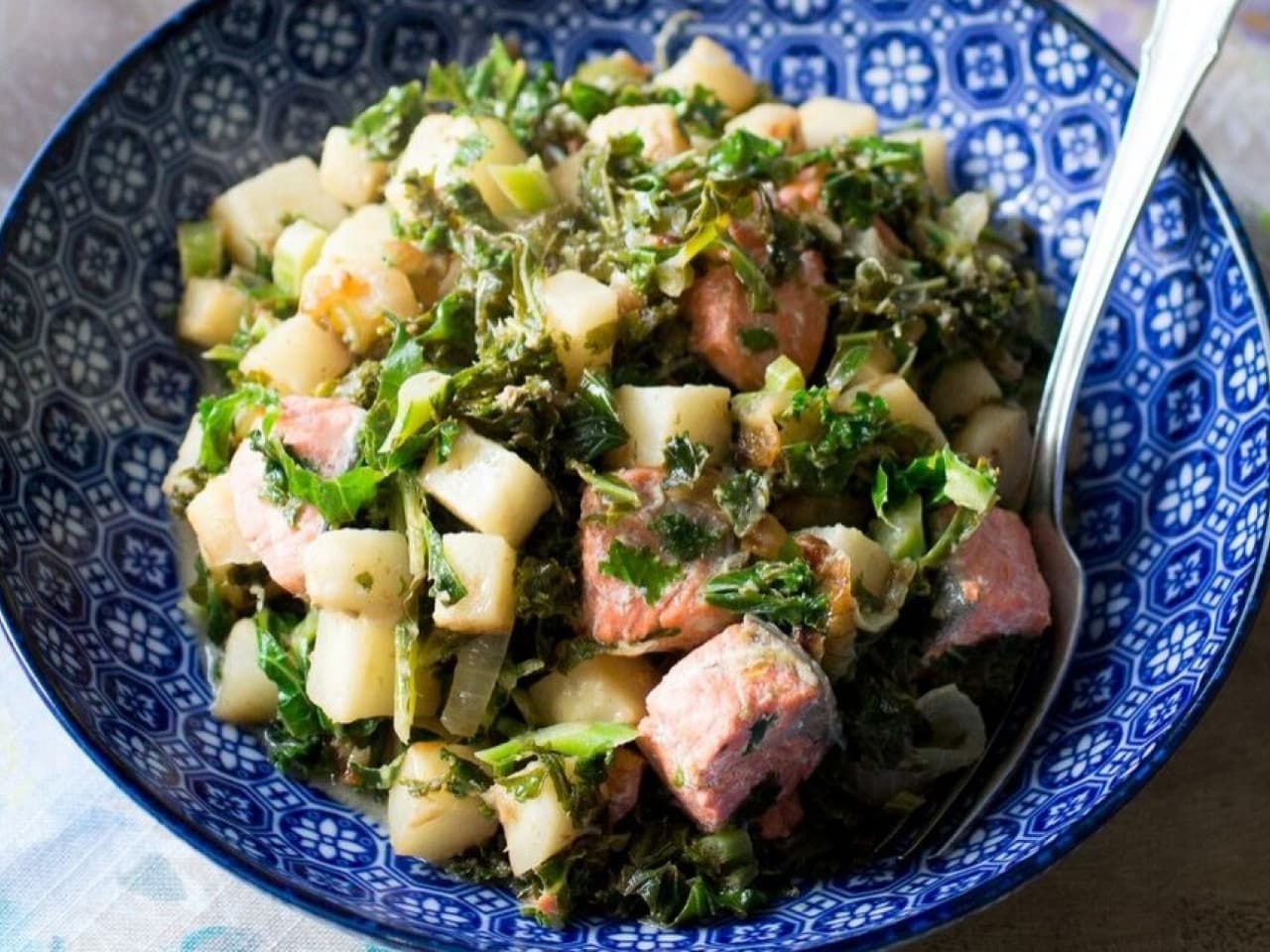 Salmon stew with lemon