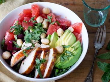 Ensalada de toronja y pollo con col rizada