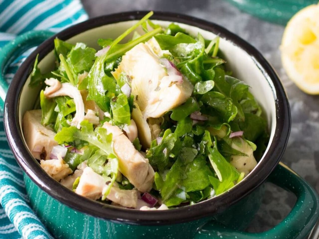 Ensalada de pollo con alcachofas