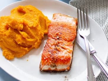 Ensalada de salmón con puré y aguacate