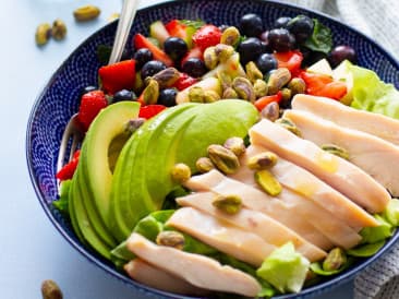 Ensalada de pollo con fruta de verano