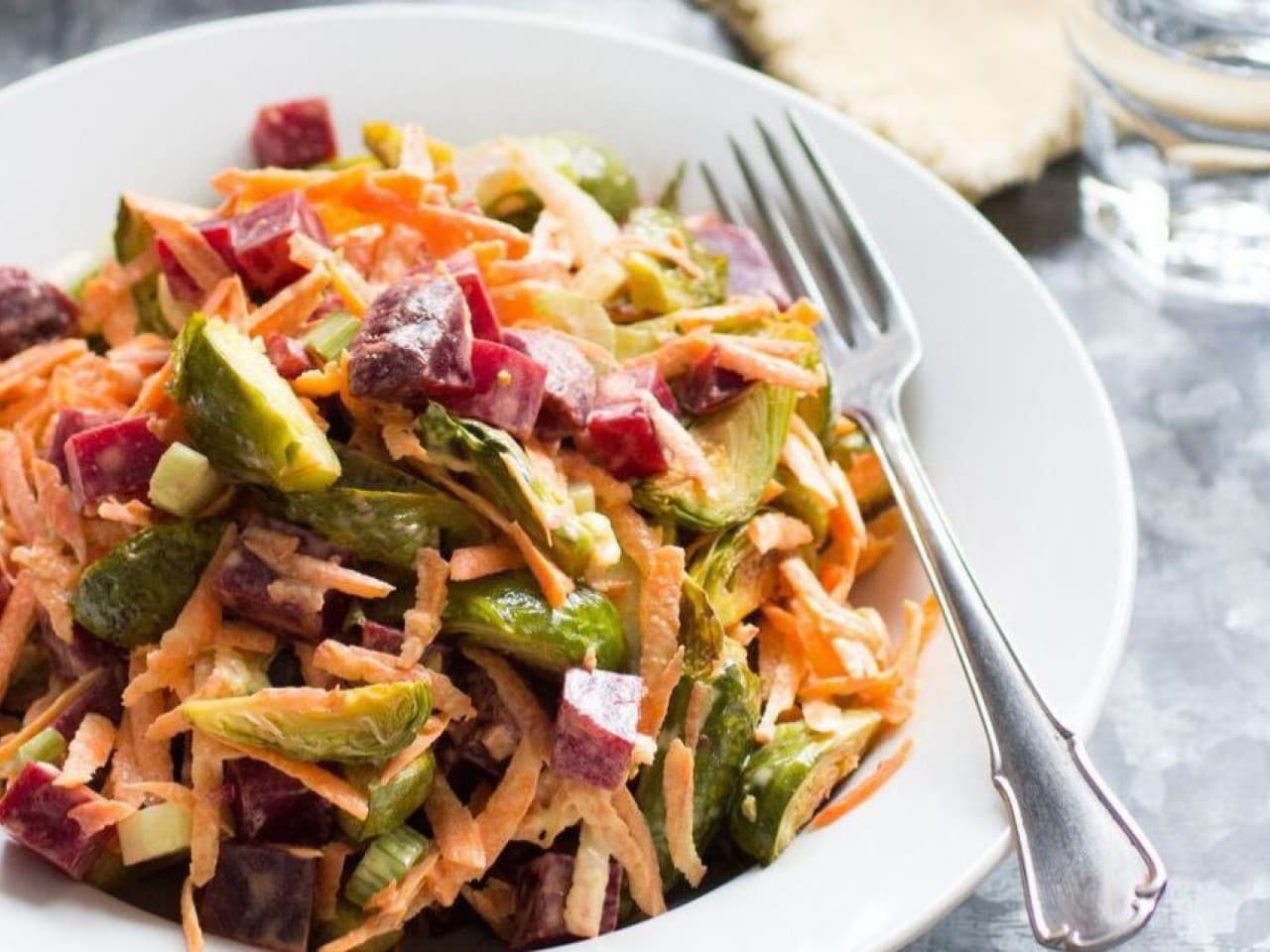 Ensalada de coles de Bruselas con remolacha