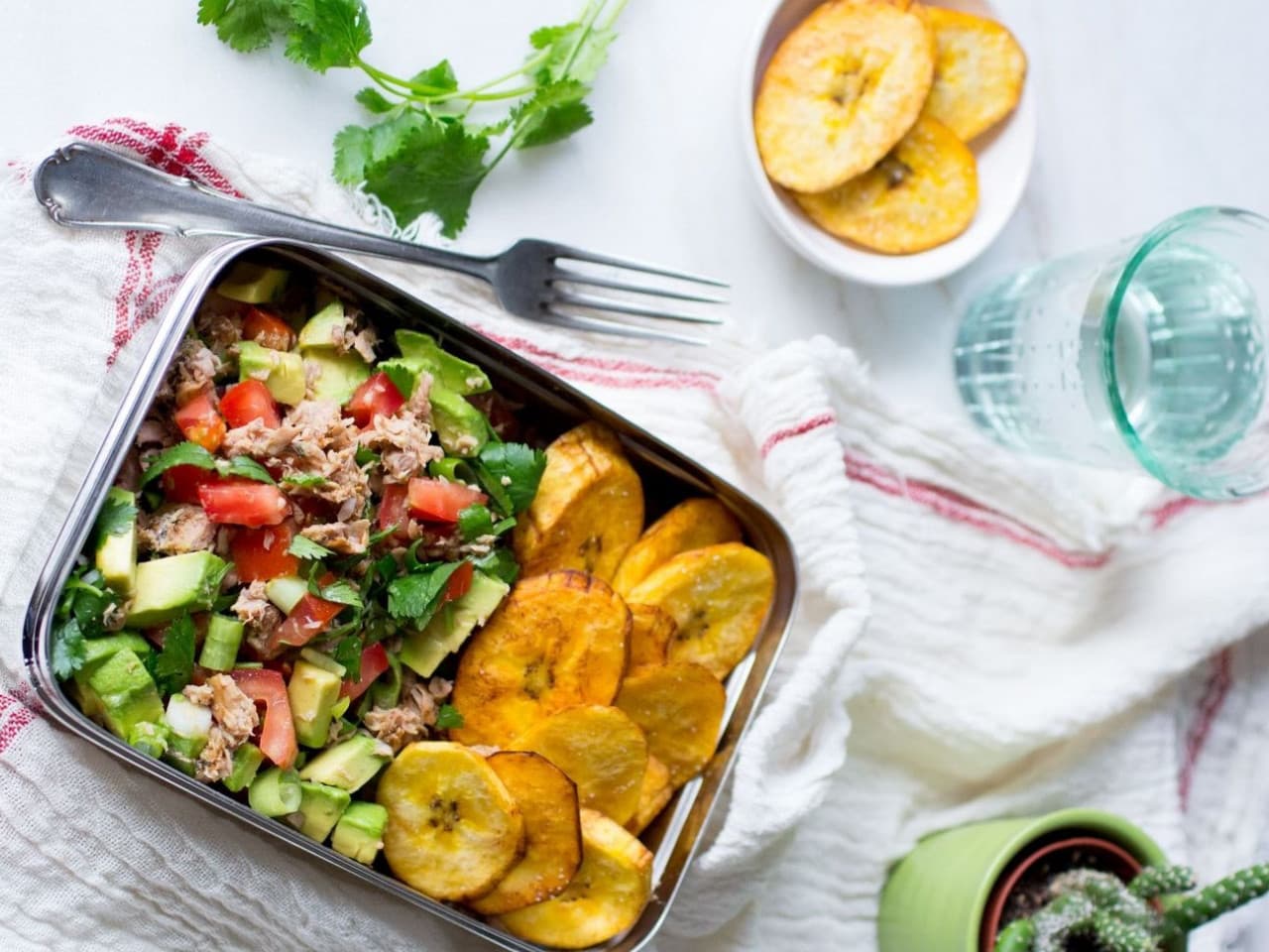 Ensalada de atún y aguacate con plátano