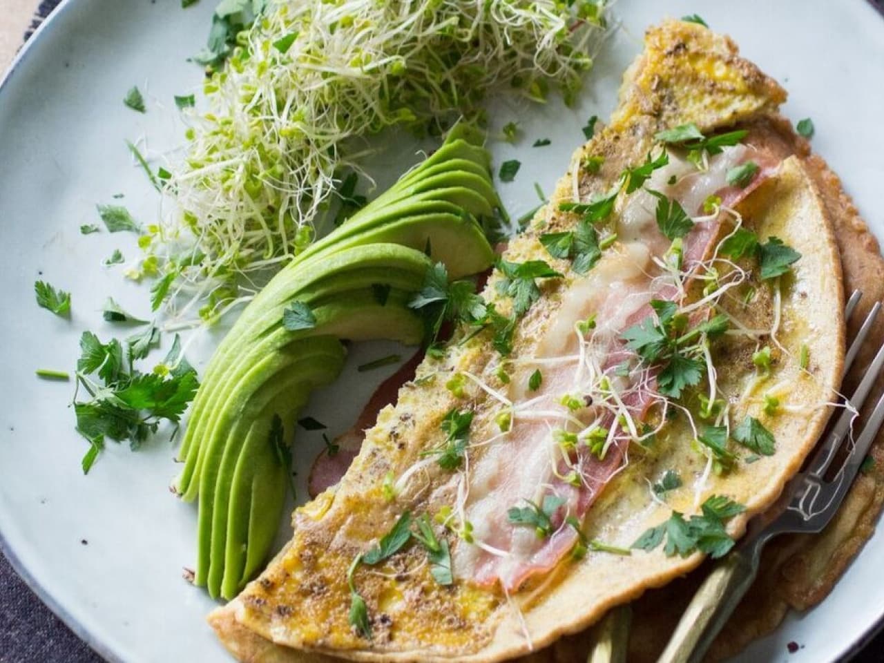 Omelette aux herbes du petit déjeuner