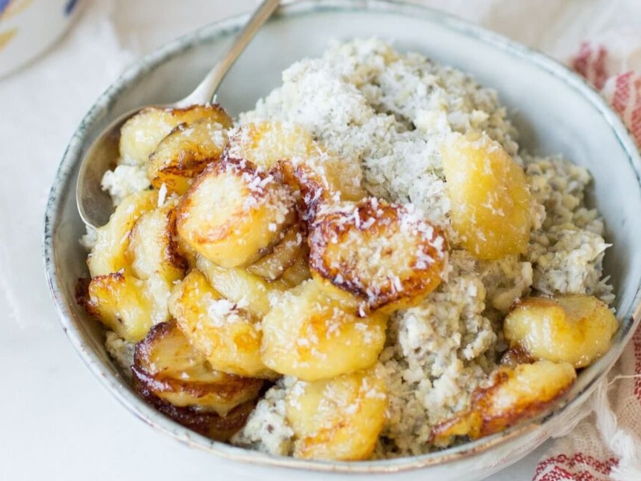 Bouillie de petit déjeuner à la banane caramélisée