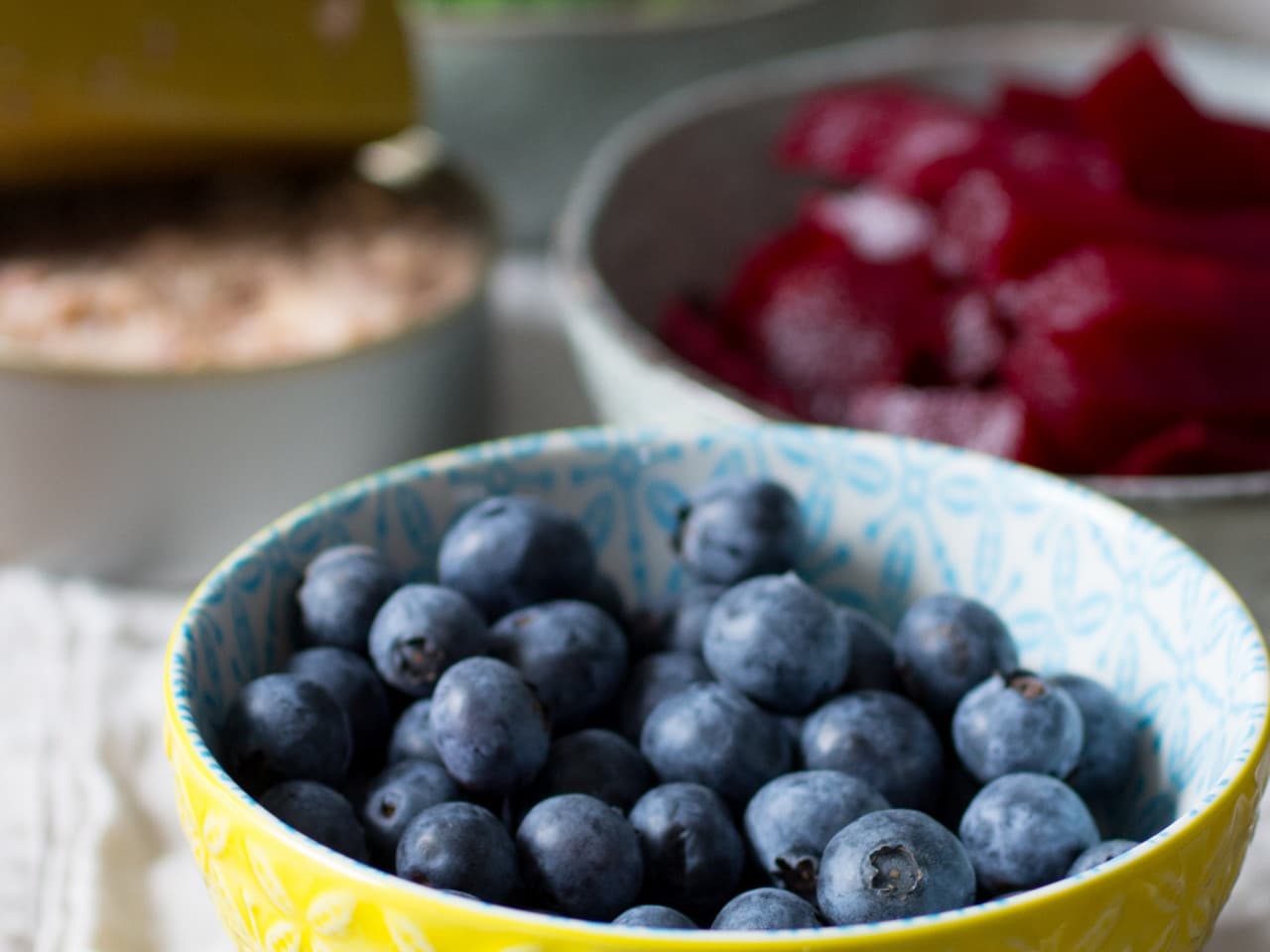 Tuna salad with beetroot and blueberries