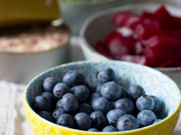 Tonijnsalade met rode biet en blauwe bessen