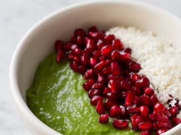 Grüne Smoothie-Schüssel mit Granatapfel