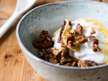 Kokosyogurt met walnoten en honing