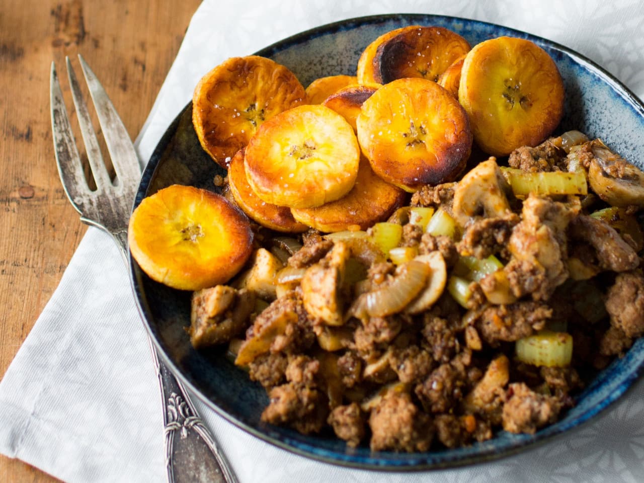 Plato de carne picada con chips de plátano