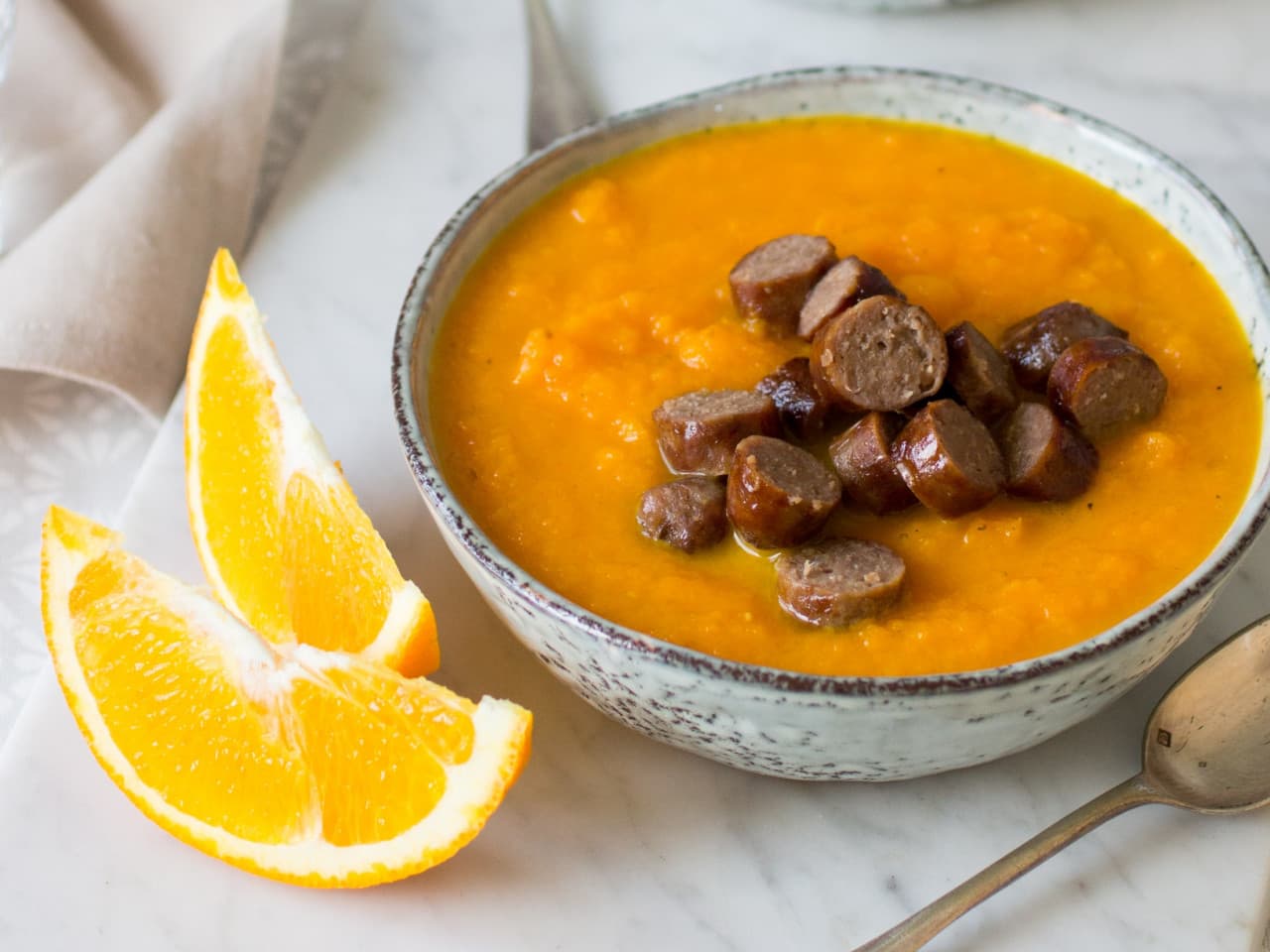 Sopa de comida abundante con naranja