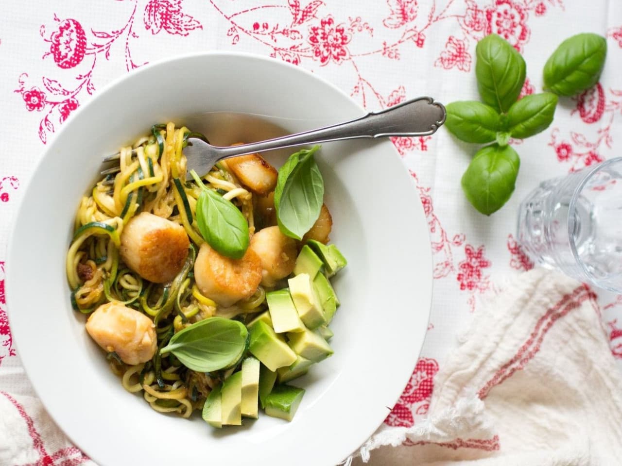 Pasta de calabacín con vieiras y limón