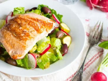 Crispy salmon salad