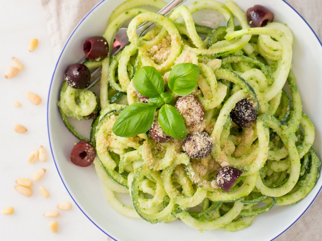 Zucchini pasta pesto