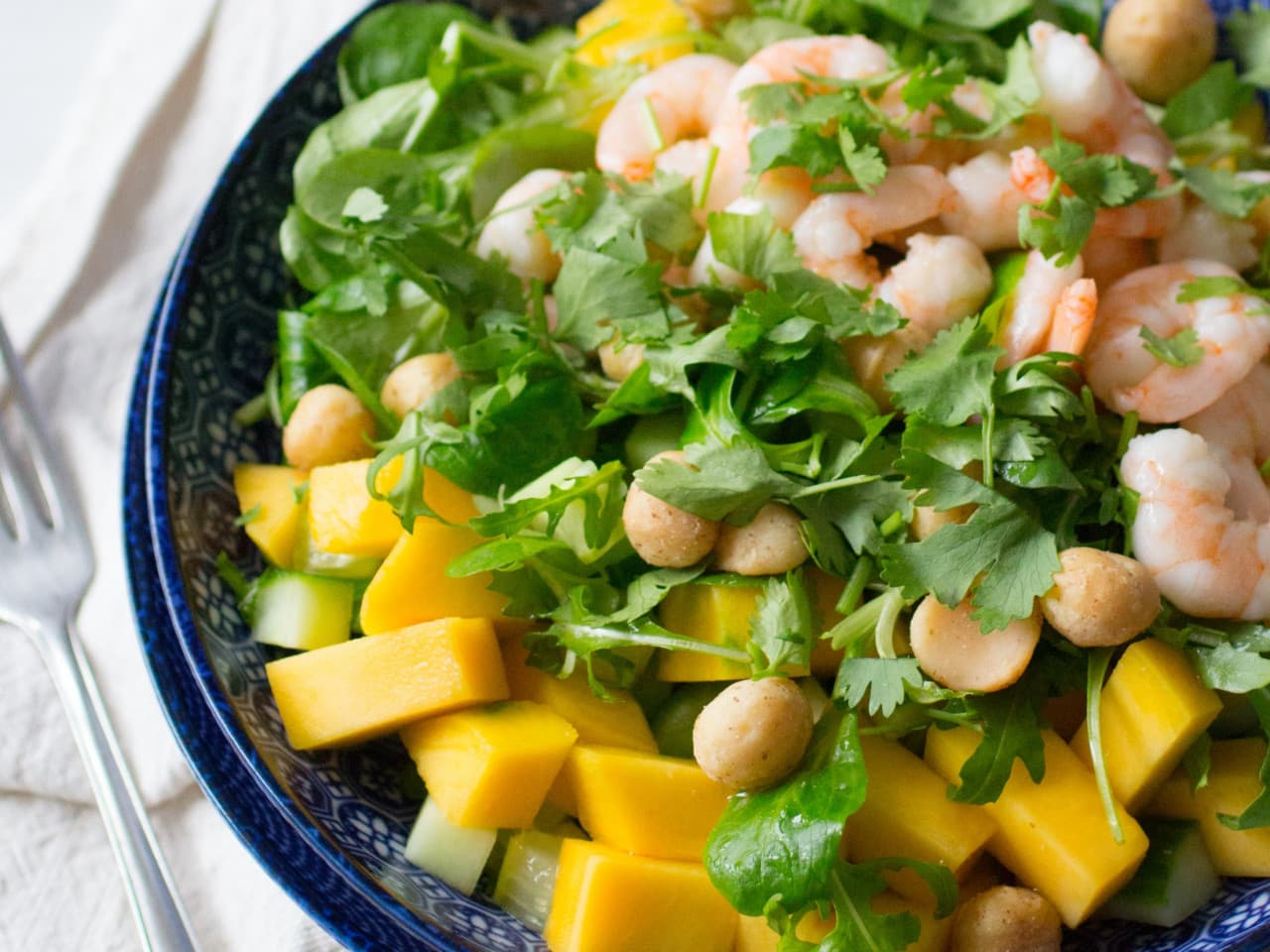 Ensalada de camarones con macadamias