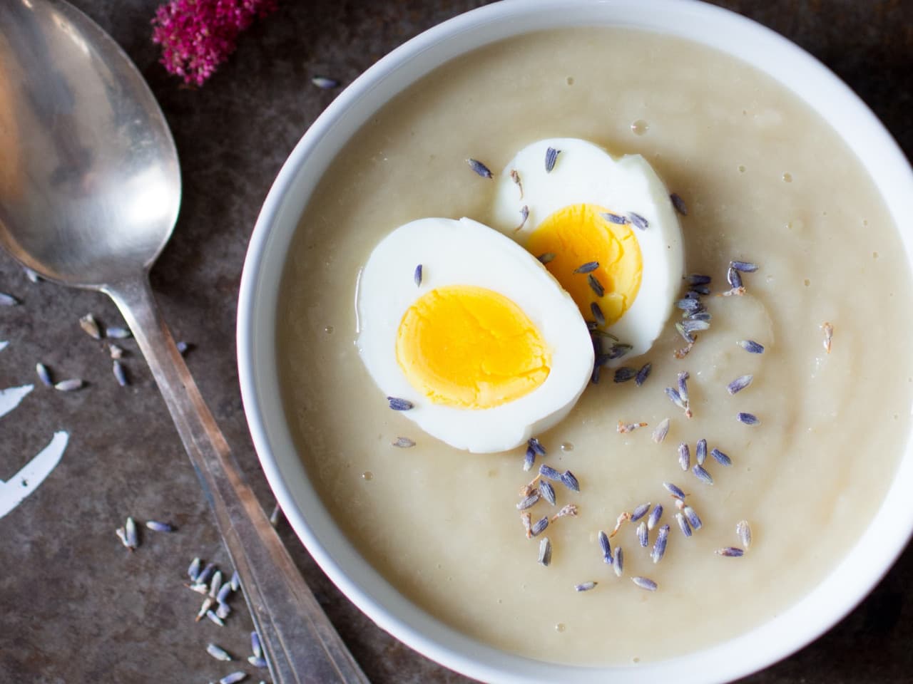 Sopa de chirivía con lavanda