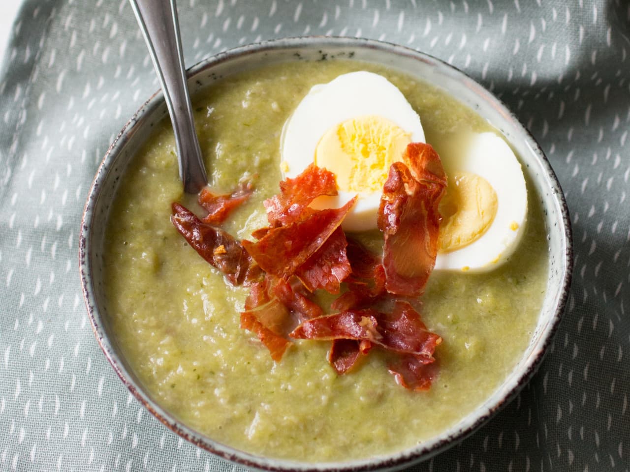 Sopa cremosa de puerro con jamón