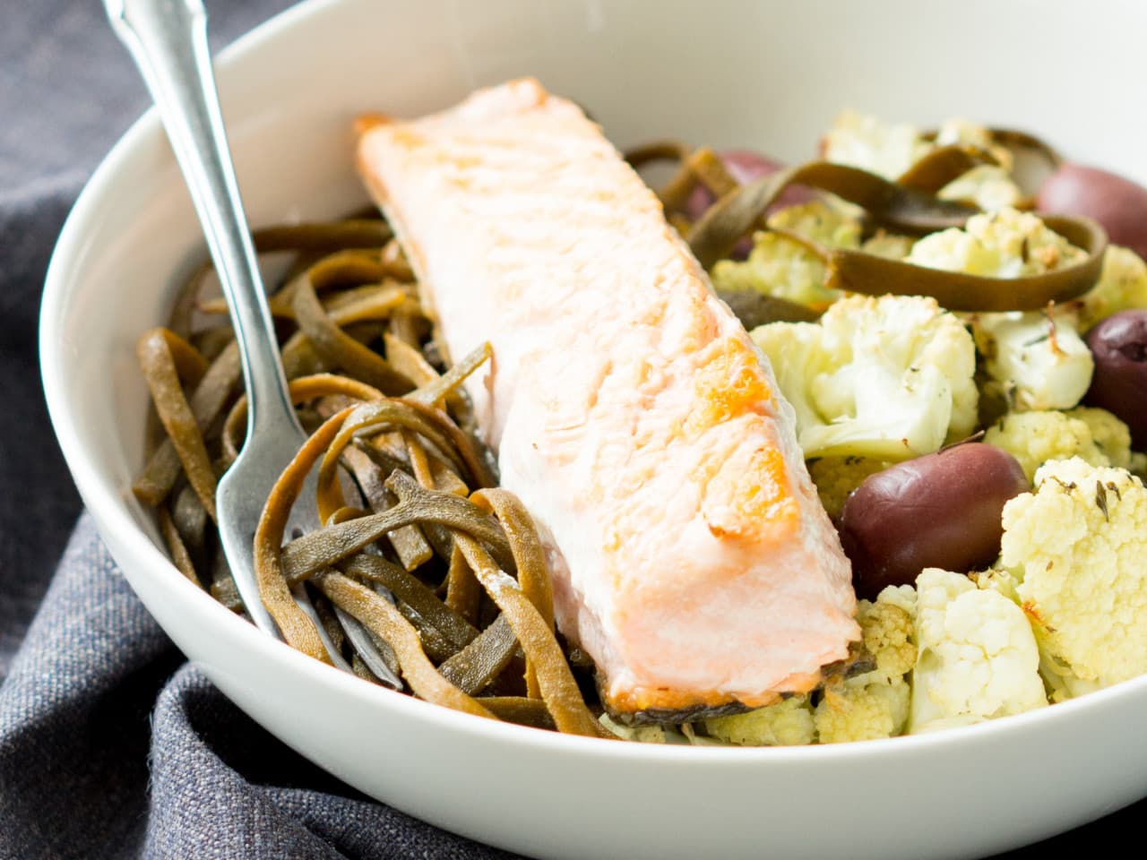 Pasta de algas con coliflor y salmón