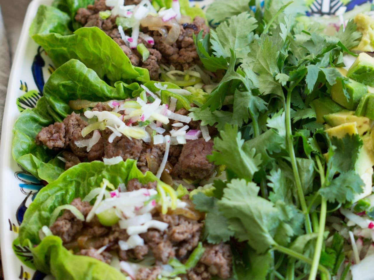 Tacos de lechuga con carne picada sazonada