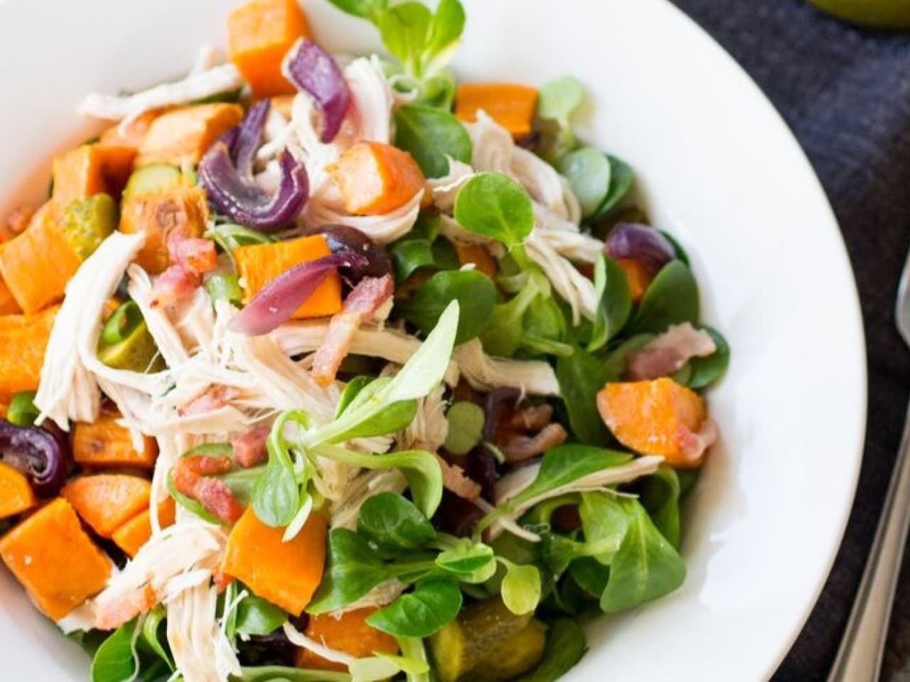 Ensalada de pollo con aderezo de mostaza