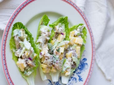 Green beans with mango mackerel salad