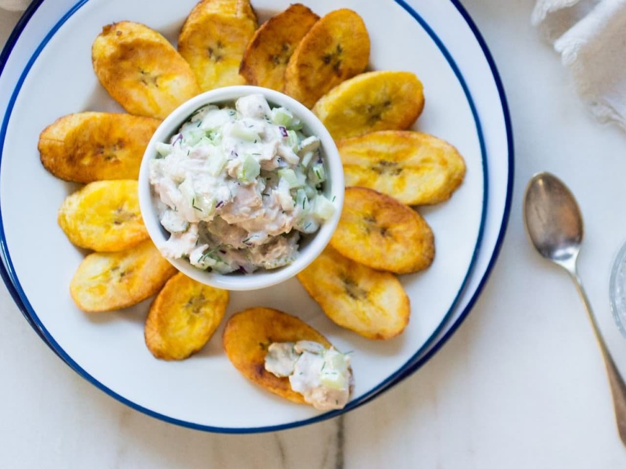 Tonijndip met bakbanaan