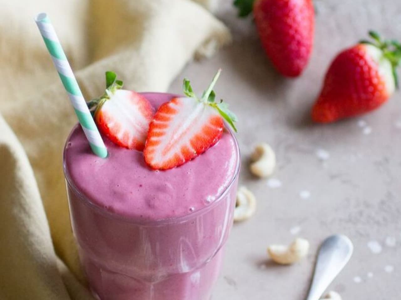 Lait frappé aux fraises et aux noix de cajou