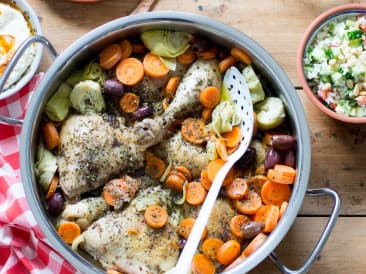 Pollo guisado con aceitunas y alcachofa