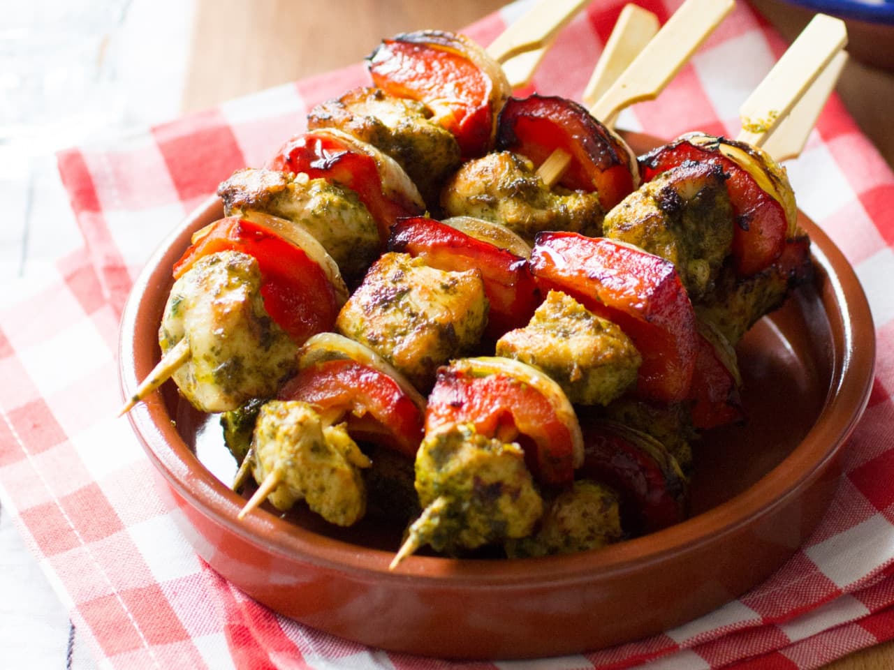 Brochettes de poulet avec marinade aux herbes