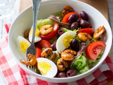 Mediterranean salad with spiced shrimps