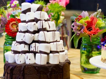 Chocoladecake met marshmallow toren