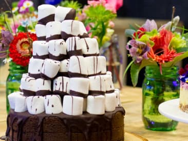 Gâteau au chocolat avec tour de guimauve
