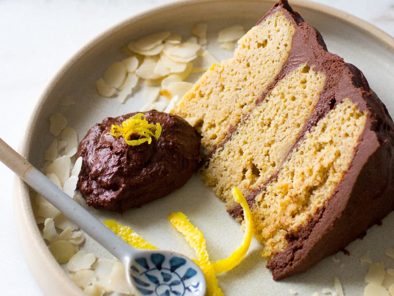 Gâteau au citron et aux amandes avec ganache au chocolat