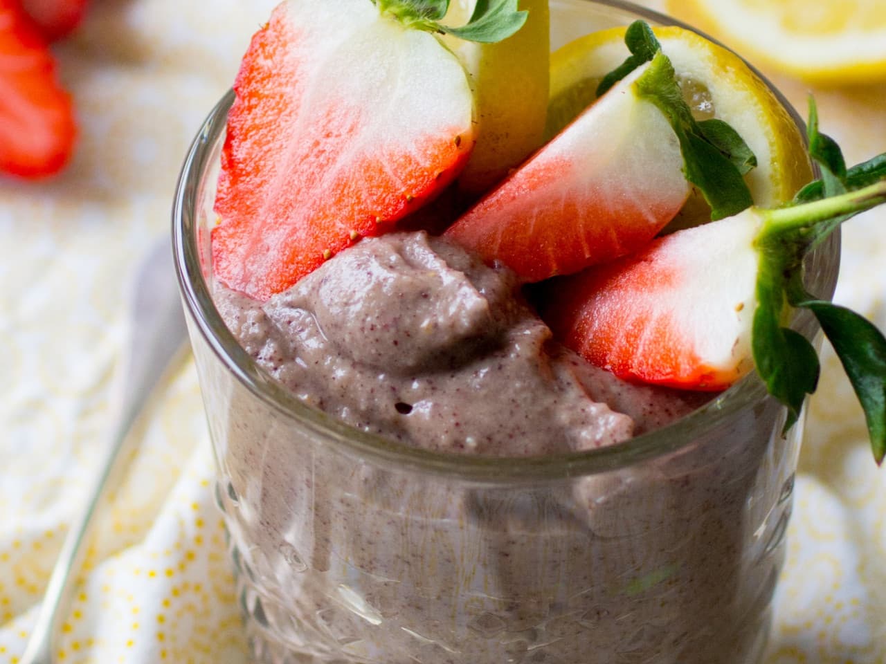 Mousse de aguacate y fresa