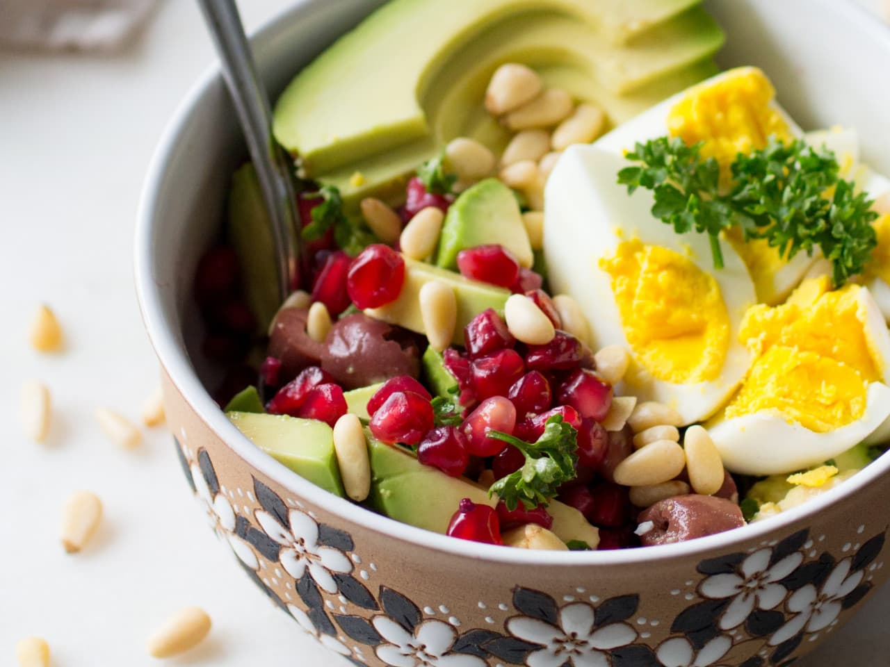 Avocado bowl met granaatappel en olijf