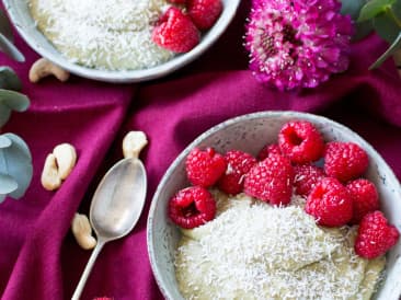 Bananenschale mit Himbeere