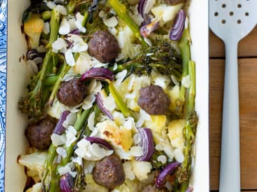 Plat de chou-fleur avec des boulettes de viande au curry