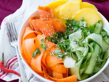 Bol tropical con salmón ahumado
