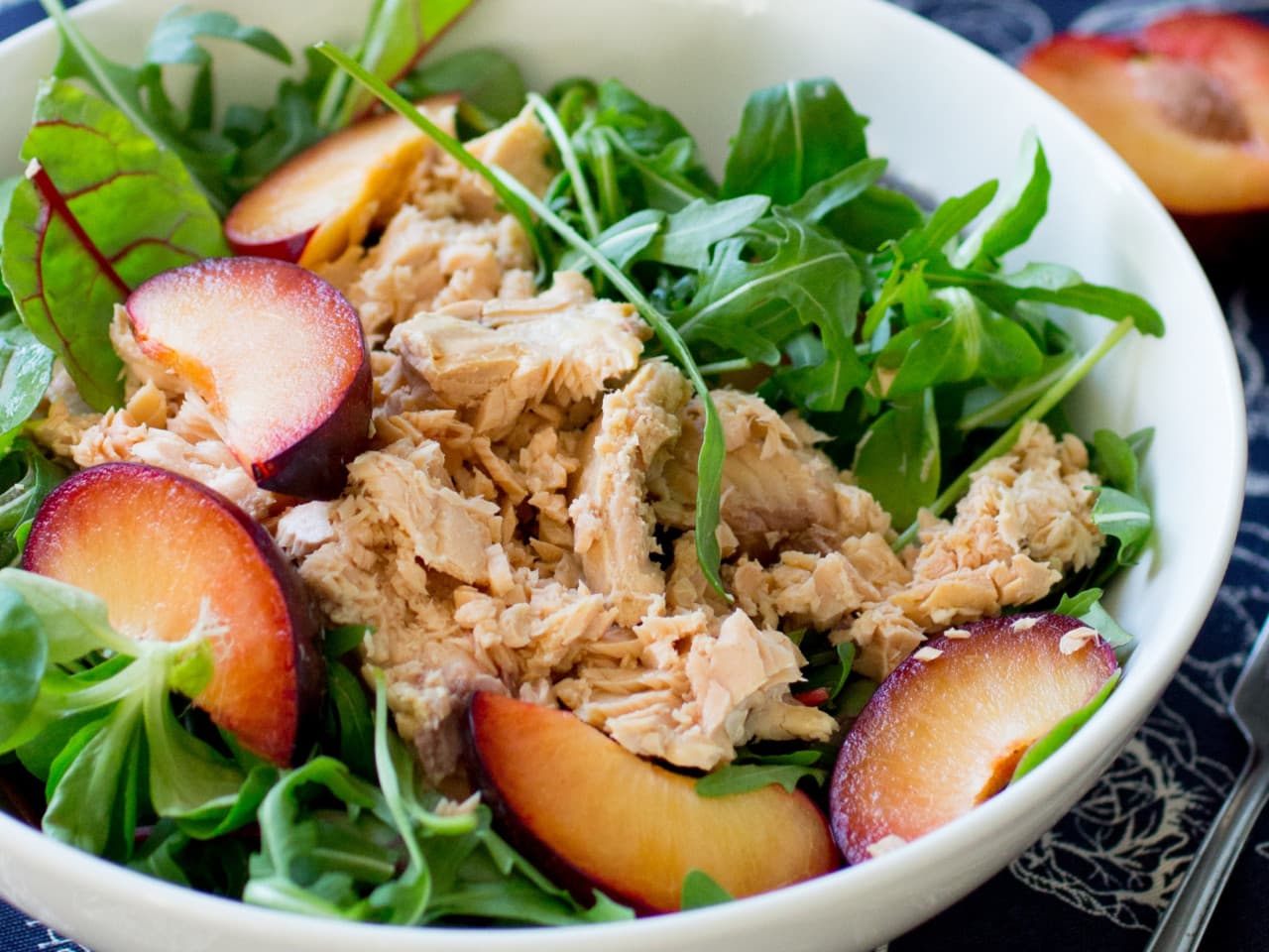 Ensalada de salmón con frutas de hueso