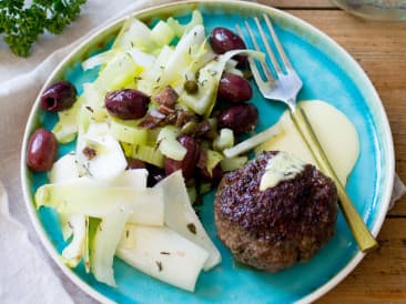 Homemade hamburgers met frisse salade