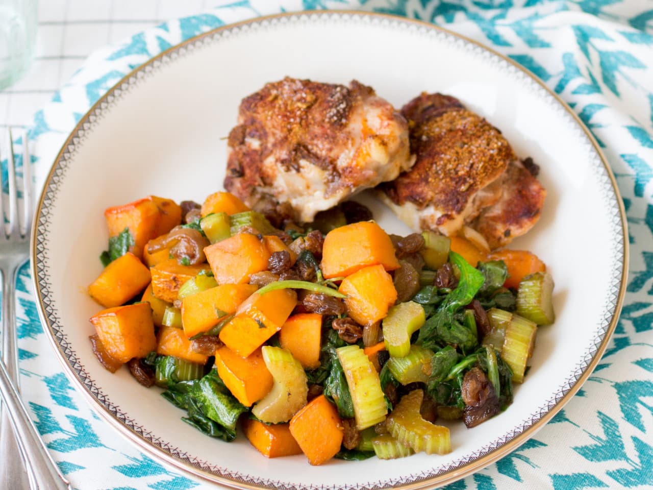 Délicieux poulet au four avec des légumes au wok