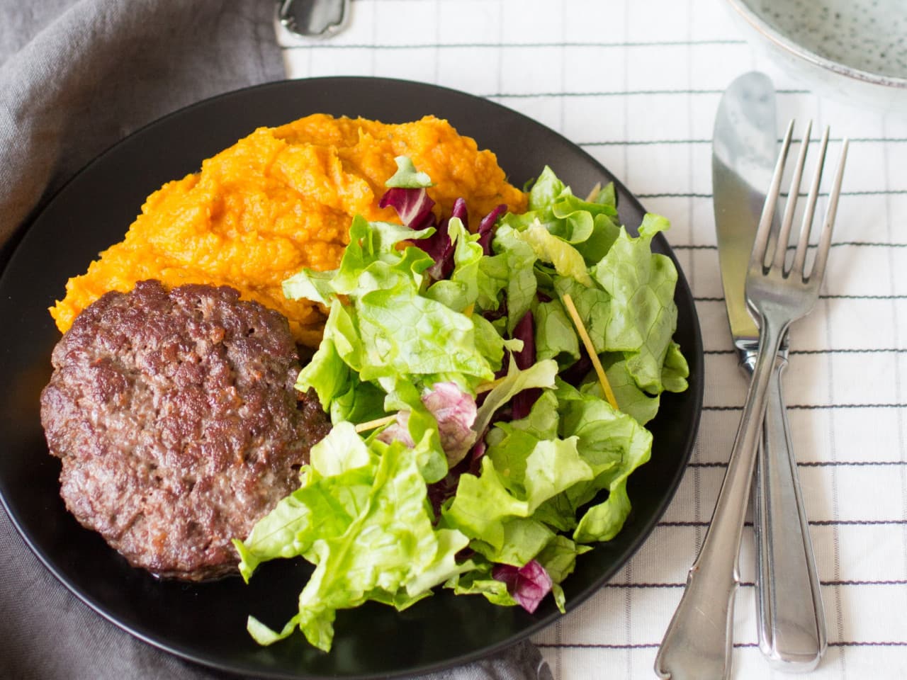 Hamburgers met oranje puree