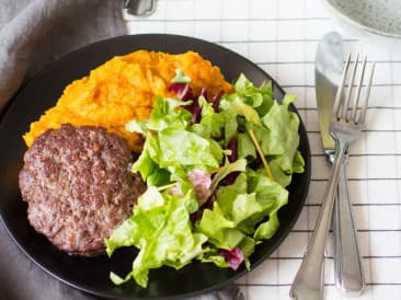 Hamburgers met oranje puree