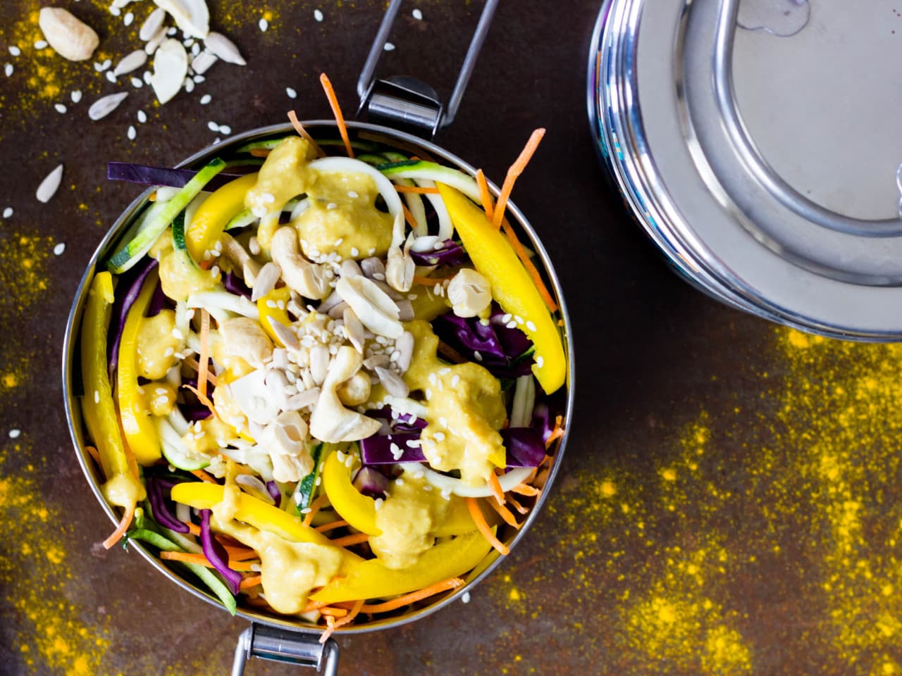 Salade de nouilles avec vinaigrette au curcuma de cajou