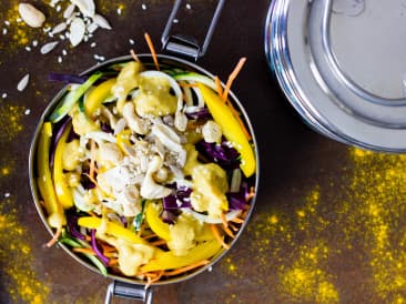 Ensalada de fideos con aderezo de anacardo y cúrcuma