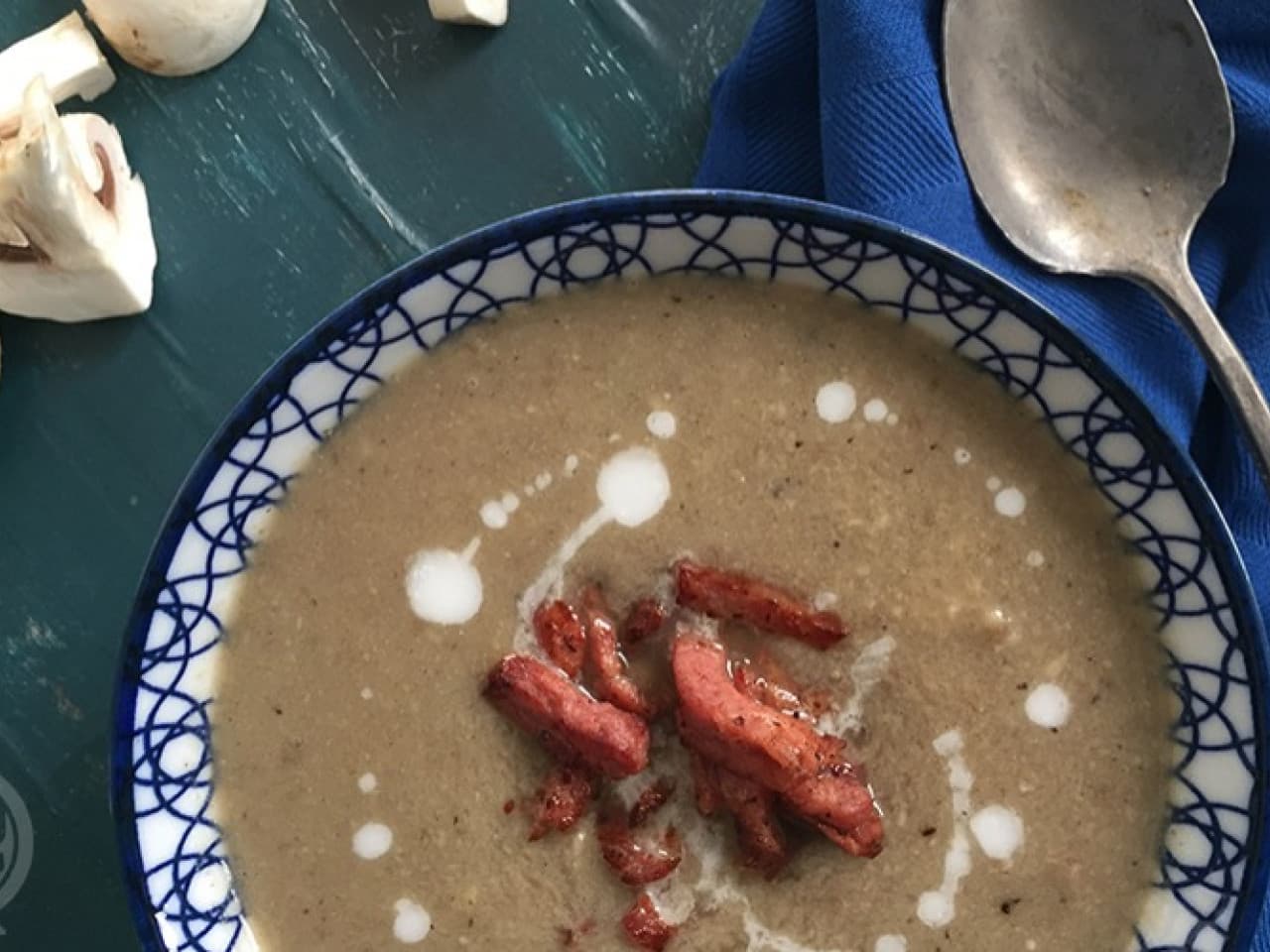 Soupe aux champignons avec bacon