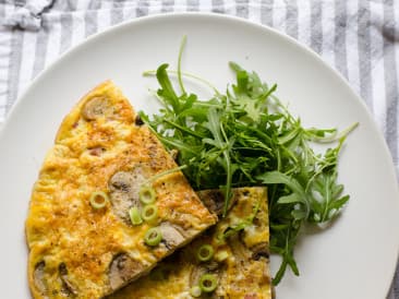 Tortilla bien surtida con champiñones