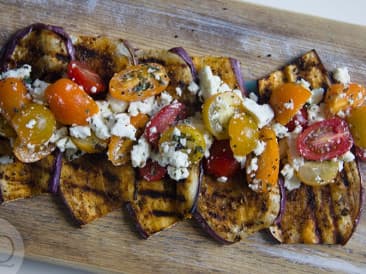 Berenjena a la plancha con tomate y queso feta