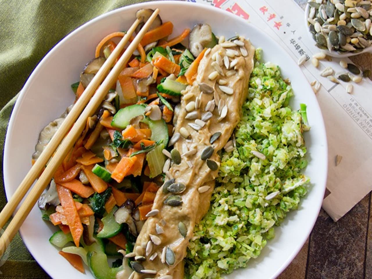 Riz au brocoli avec satay et légumes